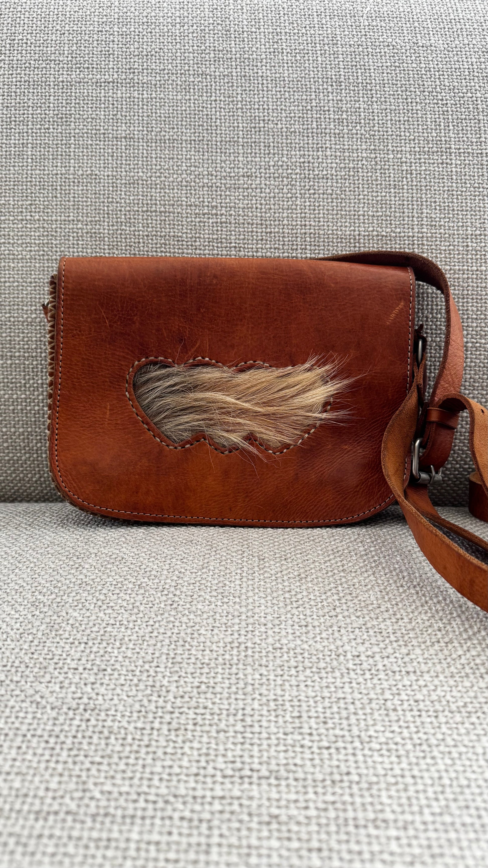 Vintage leren schoudertas bruin koeharen verstelbaar | E4vintage