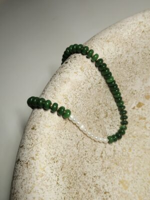 Groene ketting met glaskralen en zoetwaterparels
