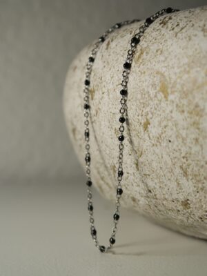 Stainless steel ketting met zwarte bolletjes