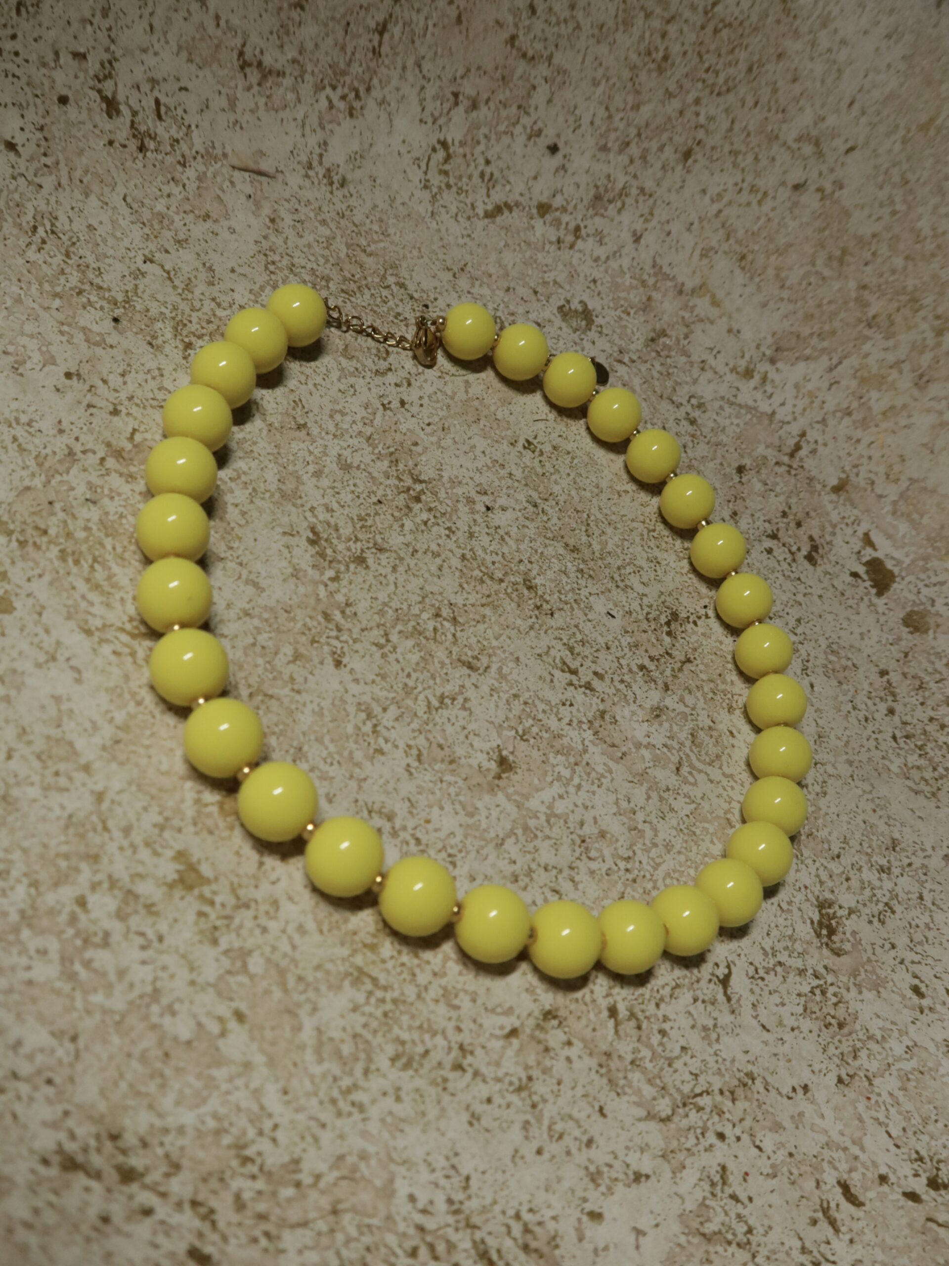 Gele ketting met ronde kralen